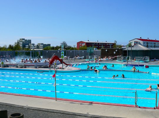 Overview of pools, hot tubs and outdoor area at Vesturbærjarlaug pool