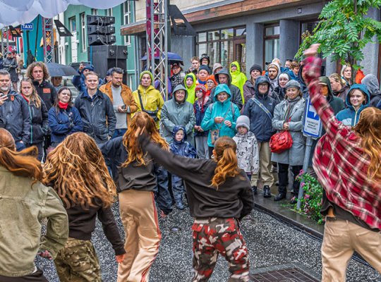 Danshópur sýnir dans á Klapparstíg á Menningarnótt.