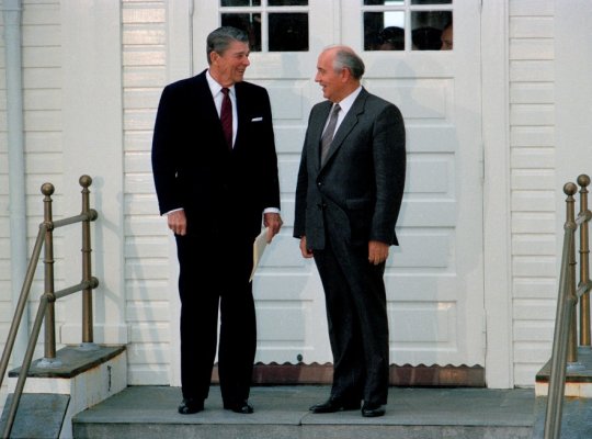 Former Soviet Union leader Mikhail Gorbachev and former United States President Ronald Reagan on the steps of Höfði.