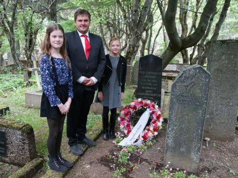 Pawel Bartoszek, forseti borgarstjórnar, Lísbet Freyja Ýmisdóttir og Linda Ýr Guðrúnardóttir við leiði Bríetar Bjarnhéðinsdóttur