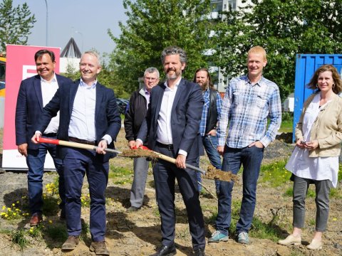 Jón Ögmundsson, Bjarni Þór Þórólfsson, Gunnlaugar Magnússon, Dagur B. Eggertsson, Hafsteinn K. Halldórsson, Avendrés Jónsson og Helga Egla Björnsdóttir þegar fyrsta skóflustungan var tekin