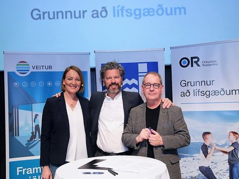Inga Dóra Hrólfsdóttir, framkvæmdastjóri Veitna, Dagur B. Eggertsson borgarstjóri og Bjarni Bjarnason forstjóri OR undirritun samkomulagsins