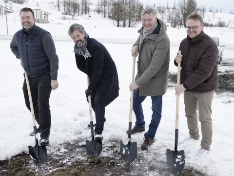 Fyrsta skóflustungan að nýju hagkvæmu húsnæði fyrir ungt fólk. F.v. Júlíus Þór Júlíusson framkvæmdastjóri Hoffell ehf , Dagur B. Eggertsson, borgarstjóri, Hilmar S. Sigurðsson framkvæmdastjóri Hverfið Gufunes ehf og Jóhann Einar Jónsson framkvæmdastjóri Teiknistofu Arkitekta ehf .