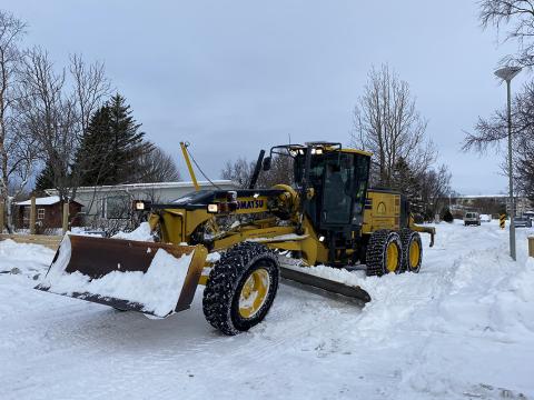 Snjóruðningstæki að störfum.
