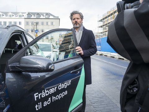 Borgarstjóri ók fyrsta deilibíl Hopp í dag.