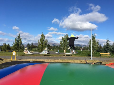 Barn að hoppa á ærslabelgi í Gufunesbæ í Grafarvogi.