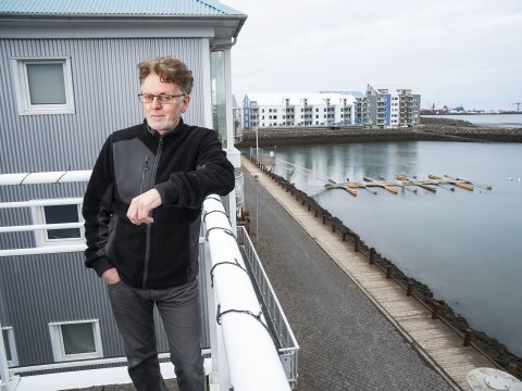 Jón er alsæll í Bryggjuhverfinu og nýtur útsýnisins af svölunum.