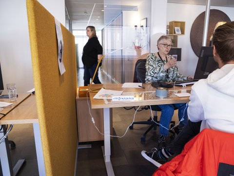 Maður frá Úkraínu fær aðstoð í Þjónustumiðstöð Vesturbæjar, Miðborgar og Hlíða.