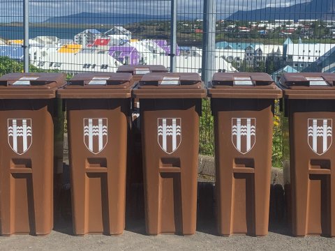 Brúnar tunnur eru fyrir lífrænan eldhúsúrgang.
