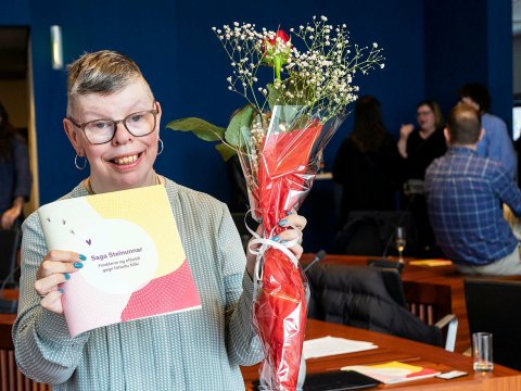 Steinunn Ása Þorvaldsdóttir með bæklinginn sinn.