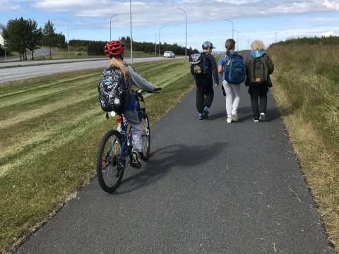 Börn á hjóli