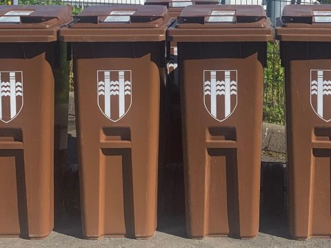 Nokkrar brúnar tunnur fyrir lífrænan eldhúsúrgang.