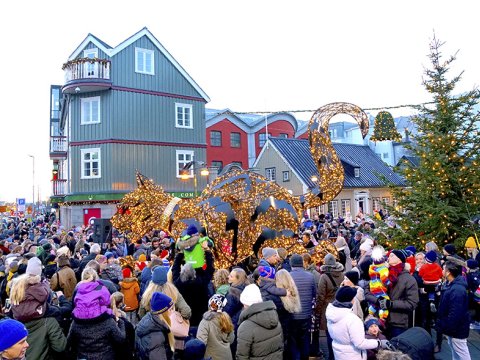 Fjölmenni við Jólaköttinn á Austurvelli