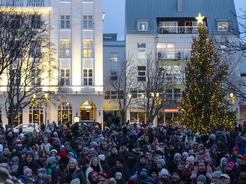 Mannfjöldi á Austurvelli þegar það er nýbúið að kveikja á Oslóartrénu.