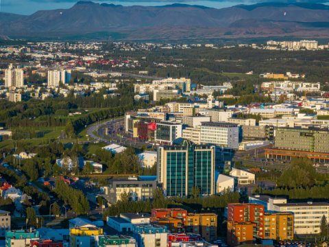 Loftmynd af húsum í Reykjavík við Laugardal.