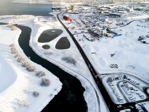 Loftmynd af snævi þöktum Höfðanum.