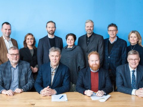 Fólk að undirrita samning.