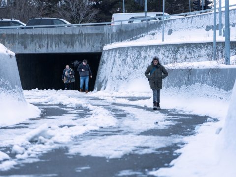 Kona gengur í kulda í Reykjavík