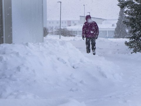 Maður gengur í köldu veðri í Reykjavík.