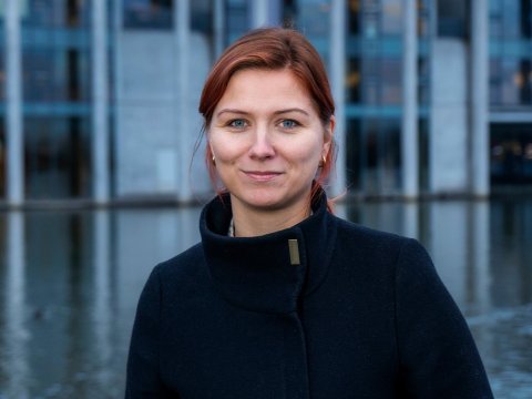 Svanhildur Jónsdóttir, fyrrv. stjórnandi atvinnu- og virknimiðlunar Reykjavíkurborgar. Portrettmynd tekin fyrir utan Ráðhúsið.