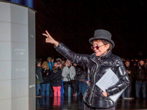 Yoko Ono við tendrun Friðarsúlunnar í Viðey