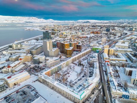 Loftmynd af Reykjavík í snjó.