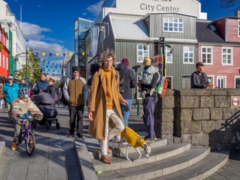 Fólk á gangi á sumardegi við Ingólfstorg í Reykjavík.