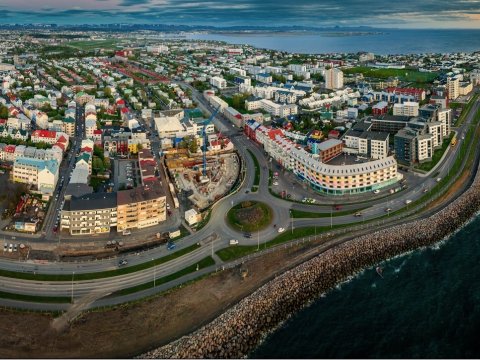 Yfirlitsmynd yfir hringtorgið hjá Ánanaustum, sést í götuna, hús og sjóinn.