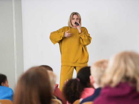 Söngkonan Vigdís Hafliðadóttir flutti lagið fyrir nemendur í Engjaskóla í dag.