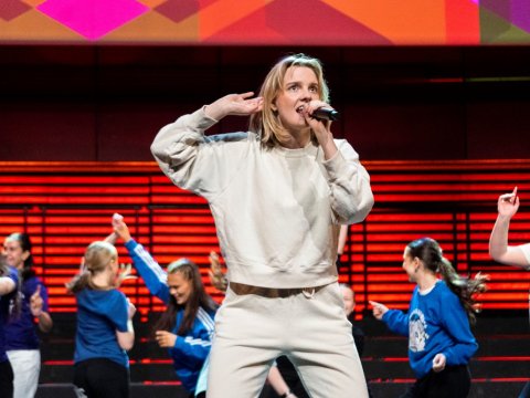 Vigdís Hafliðadóttir tónlistarkona og listamaður syngur lag Barnamenningarhátíðar 2023