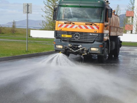 Stór bíll að þvo götu.