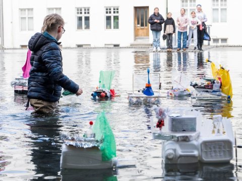 Krakkar láta báta sigla fyrir framan Ráðhúsið á Bátaleikunum 2023.