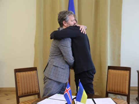 Borgarstjórar Reykjavíkur og Lviv faðmast