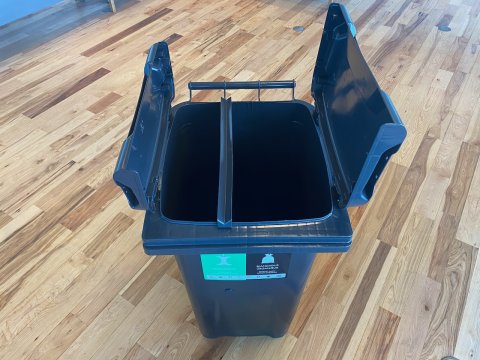 Tvískipt sorptunna fyrir matarleifar og blandaðan úrgang.