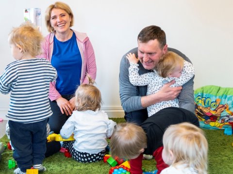 Halyna Halapats og Andrii Khomenskyi, dagforeldrar í Breiðholti. Hér í aðstöðu sinni í gamla gæsluvallarhúsinu við Arnarbakka, með þeim börn í gæslu. Eitt er að knúsa Andrii.