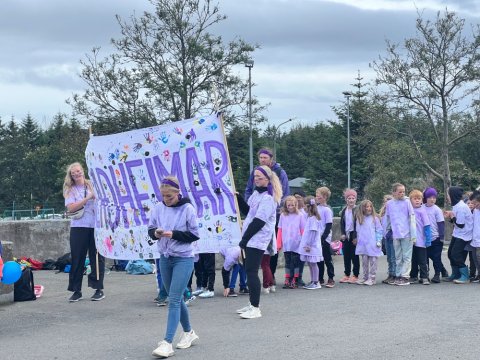 Krakkar og leiðbeinendur úr Glaðheimum á Ólympíuhátíð í Laugardal.