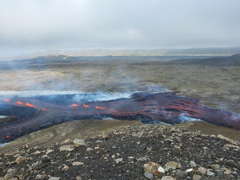 Yfirlitsmynd af eldgosinu við Litla Hrút þegar það var nýhafið. Mynd frá Almannavörnum.