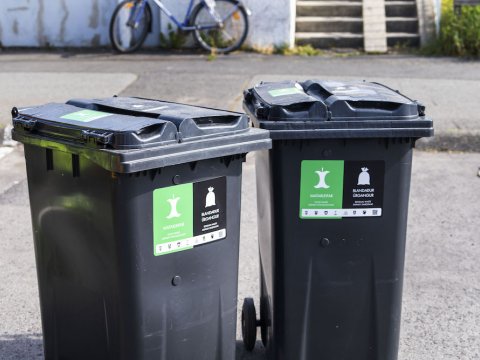 Tvær tvískiptar tunnur fyrir matarleifa og blandaðan úrgang.