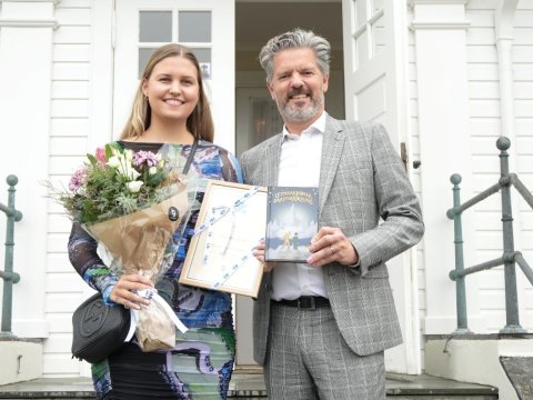 Kamilla Kjerúlf, handhafi barnabókaverðlauna Guðrúnar Helgadóttur 2023 og Dagur B. Eggertsson, borgarstjóri að lokinni athöfninni í Höfða