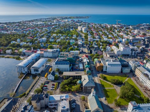 Loftmynd af miðborg og Vesturbæ Reykjavíkur í góðu veðri.