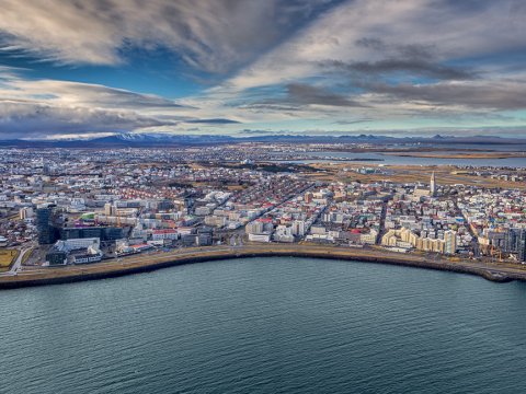 Loftmynd af Reykjavík frá Sæbraut.