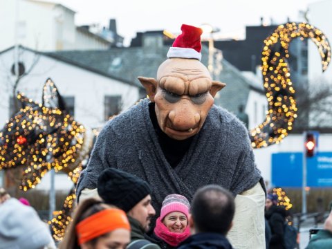 Tröllið Tufti í jólaskapi við jólaköttinn