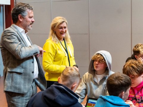 Dagur B. Eggertsson borgarstjóri og Jónína Ómarsdóttir kennari í Rimaskóla á spjalli við nemendur.