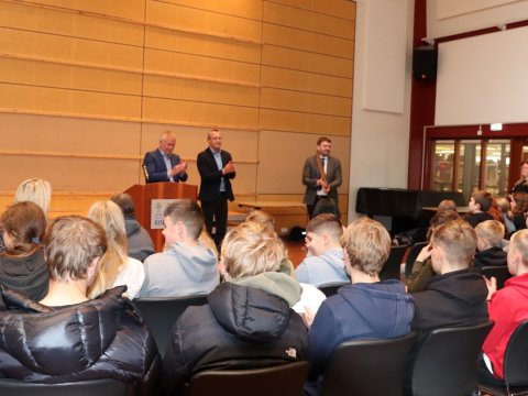 Ráðherra afhentur Farsældarsáttmáli