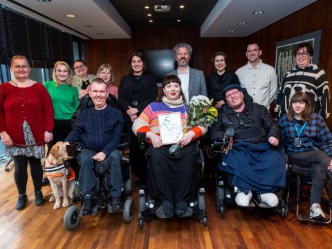 Hópmynd af fólki við verðlaunaafhendingu í Ráðhúsi Reykjavíkur