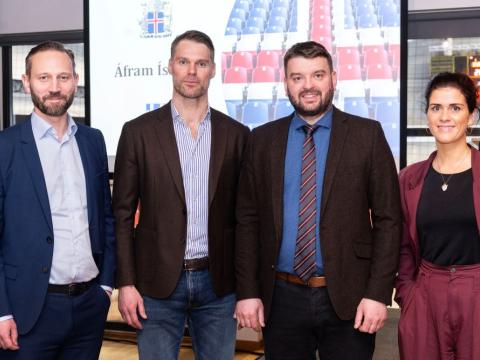 Borgarstjóri, formaður Þjóðarhallar, mennta- og barnamálaráðherra og fjármálaráðherra standa saman og brosa