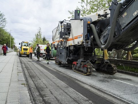 Tæki við malbikunarframkvæmdir á götu.