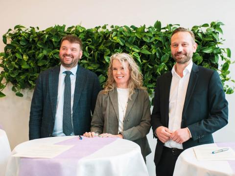 Ásmundur Einar Daðason, mennta- og barnamálaráðherra, Þórdís Jóna Sigurðardóttir forstjóri og Einar Þorsteinsson borgarstjóri undirrita samkomulag um MEMM í Miðstöð menntunar og skólaþjónustu