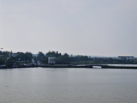 Tjörnin, brúin og Hljómskálinn í gosmóðu