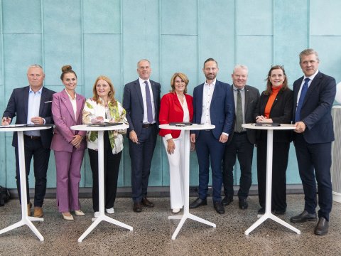 Forsætisráðherra, fjármála- og efnahagsráðherra, innviðaráðherra, borgarstjóri og bæjarstjórar sveitarfélaganna á höfuðborgarsvæðinu tóku þátt í undirritun á blaðamannafundi um samgöngusáttmála.